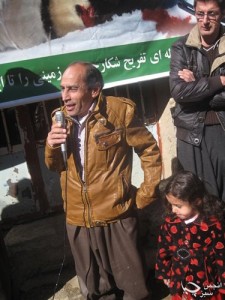 احمد عزیزی و دخترش در روز شکستن تفنگ