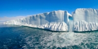 فوران گاز از درون یخ قطب 