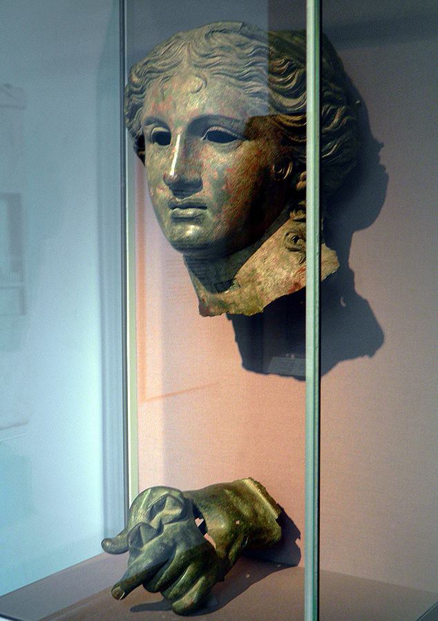 سردیس آناهیتا و دست چپ او - تاریخ ساخت حدود 400قبل از میلاد - بریتیش میوزیوم