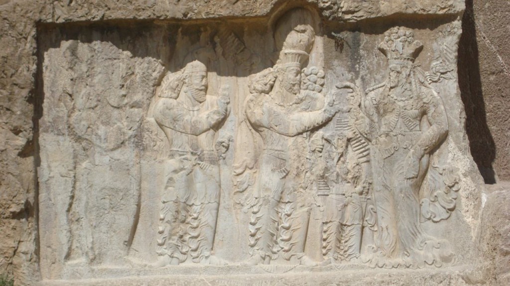 تاجگذاری نرسه پادشاه ساسانی و گرفتن حلقه قدرت از آناهیتا – نقش رستم تاج بخشی آناهیتا ایزدبانوی آبها به پادشاهان